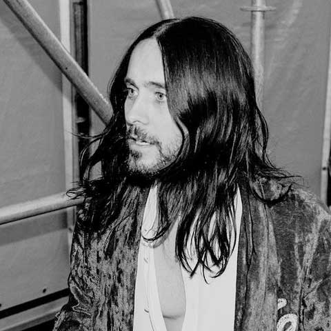 cortes de cabello hombre con barba en jared leto