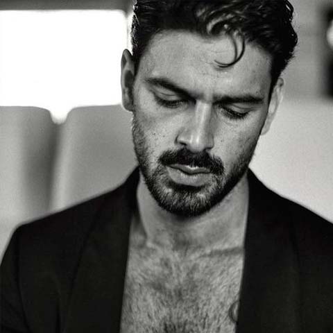 atractivos cortes de cabello hombre con barba de michele morrone